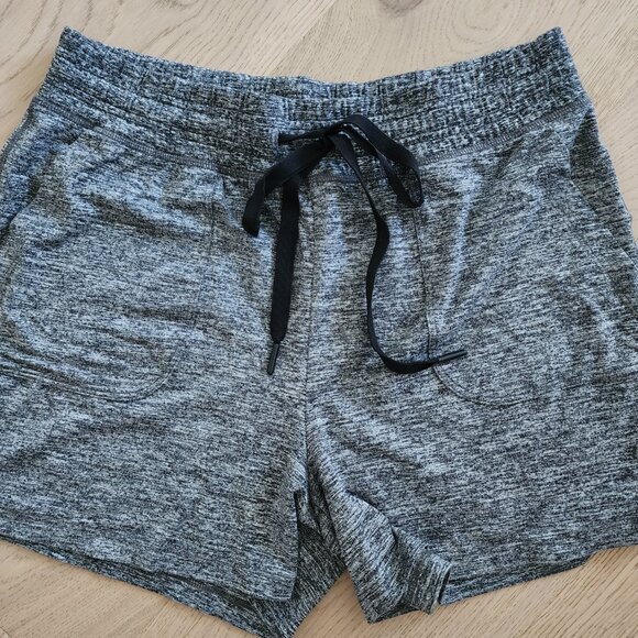 GapFit Brushed Jersey 3.5 in Shorts - Picture 3 of 6